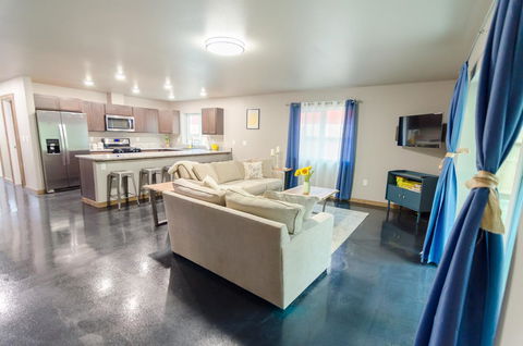 Glacier Suites - LBG 28