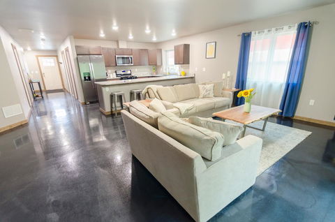 Glacier Suites - LBG 24