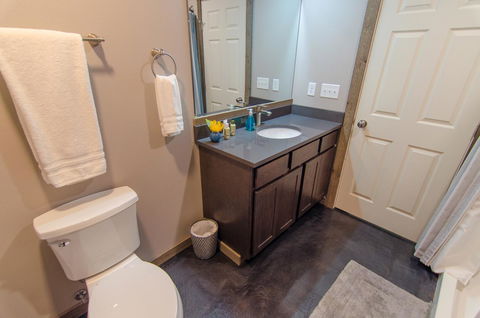 Glacier Suites - LBG 16