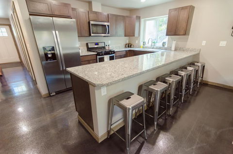 Glacier Suites - LBG 7